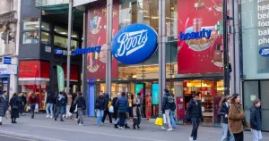 Boots scade prețul parfumului special Vera Wang, ce nu se estompează, la sub jumătate.