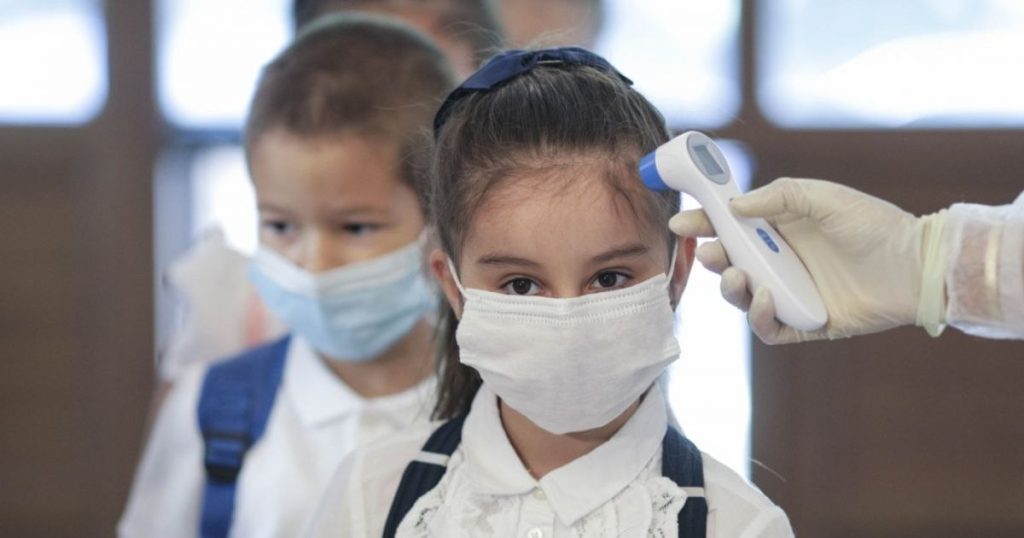 COVID-19 revine în forță la început de an școlar: „Avem o creștere de peste 80% pe săptămână”. Simptome neobișnuite la copii