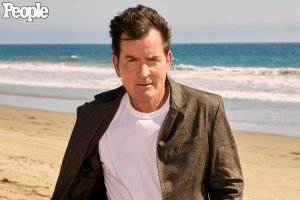 Charlie Sheen vorbește despre relațiile intime cu bărbați.