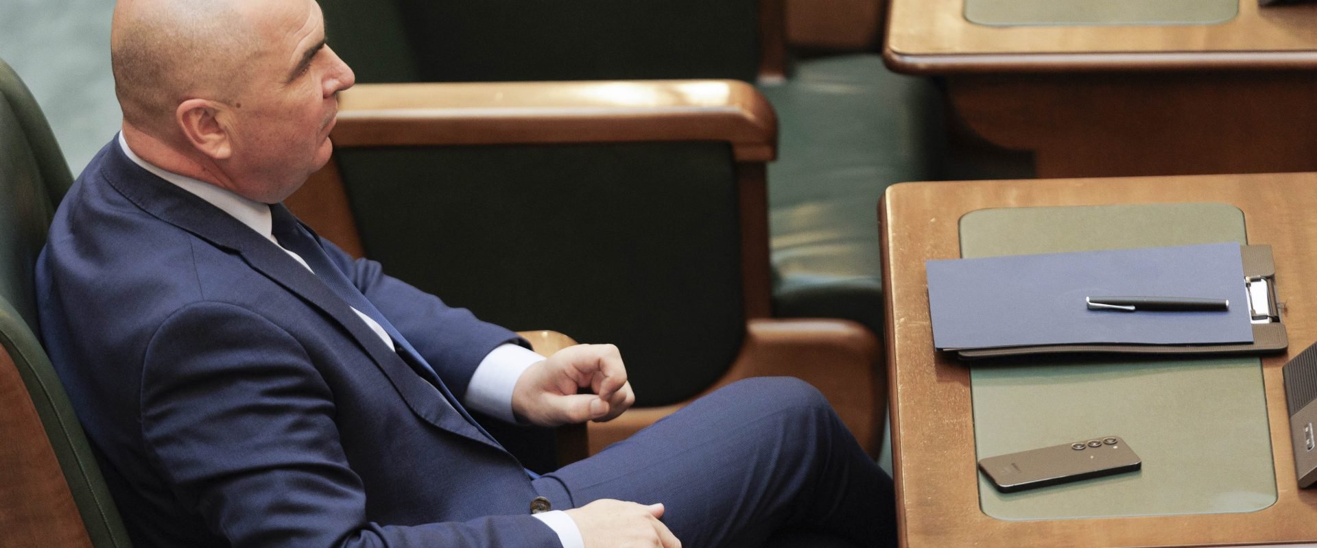 Cum s-a derulat ședința coaliției în care Bolojan a amenințat cu demisia. Culisele celor cinci ore de discuții care s-au încheiat cu amânarea tăierilor din administrația locală