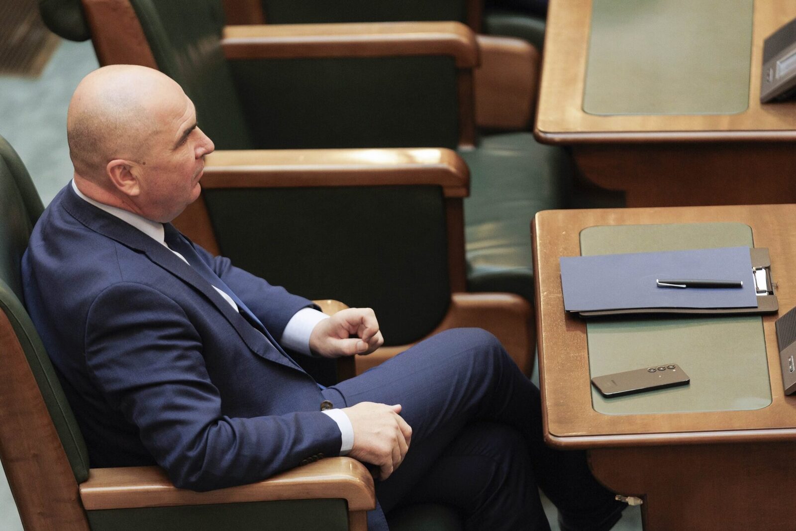 Coaliția, cinci ore de discuții în urma amenințării lui Bolojan cu demisia.