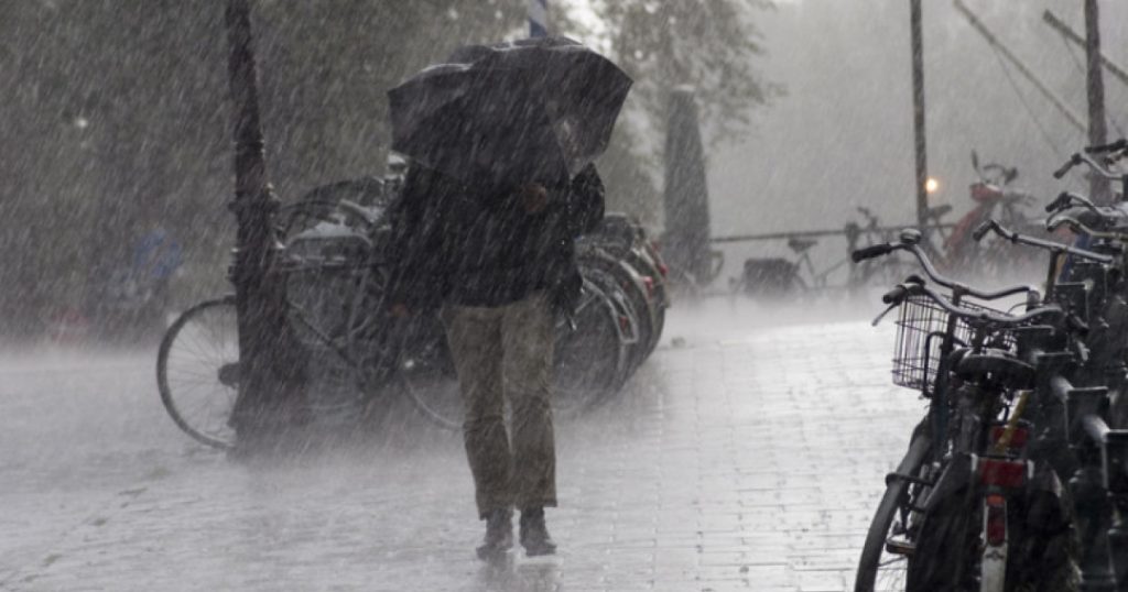 HARTĂ Noi alerte meteo: cod galben de furtuni și vânt puternic. Care sunt zonele vizate și cum va fi vremea în Capitală