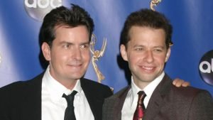 Compararea salariilor lui Jon Cryer și Charlie Sheen