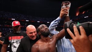 Crawford Îl Învinge pe Canelo Álvarez