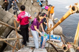 Curățenia de pe coasta din Okada Manila are sprijin comunitar