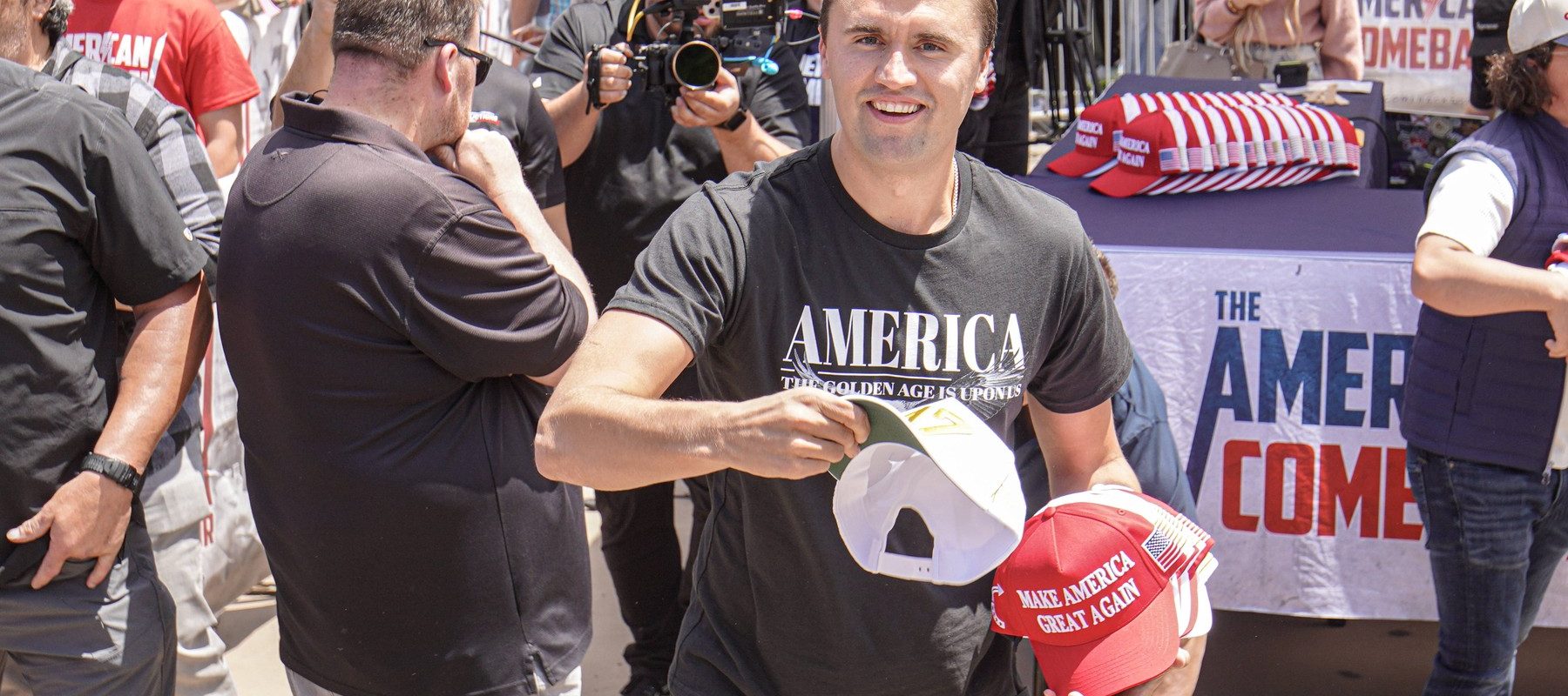 Charlie Kirk, activist conservator american și susținător vocal al lui Donald Trump, împușcat mortal la un eveniment universitar
