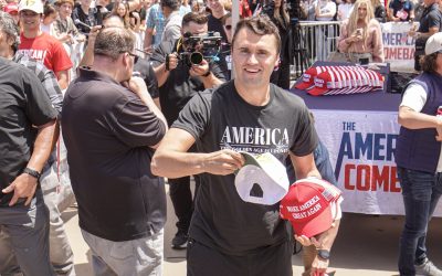Charlie Kirk, activist conservator american și susținător vocal al lui Donald Trump, împușcat mortal la un eveniment universitar