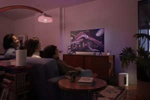 Sonos și Philips Hue colaborează pentru controlul vocal al luminilor din locuință, rapid și sigur.