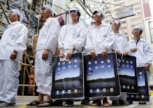 Investigație: muncitori supuși exploatării produc iPhone 17, lucrând și noaptea, cu salarii reținute