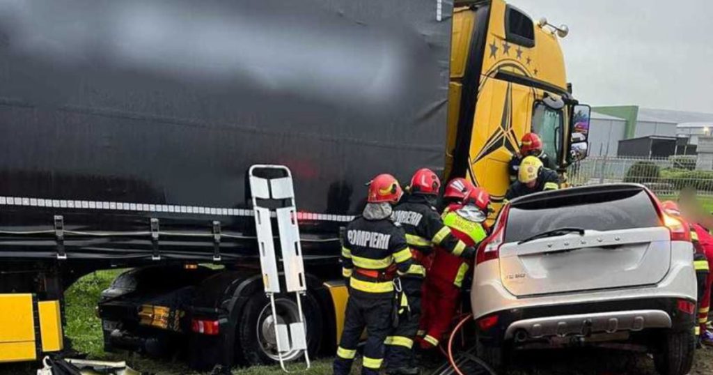 Accident grav în Suceava. O femeie a murit şi trei tinere sunt rănite, după ce o mașină a intrat sub un TIR
