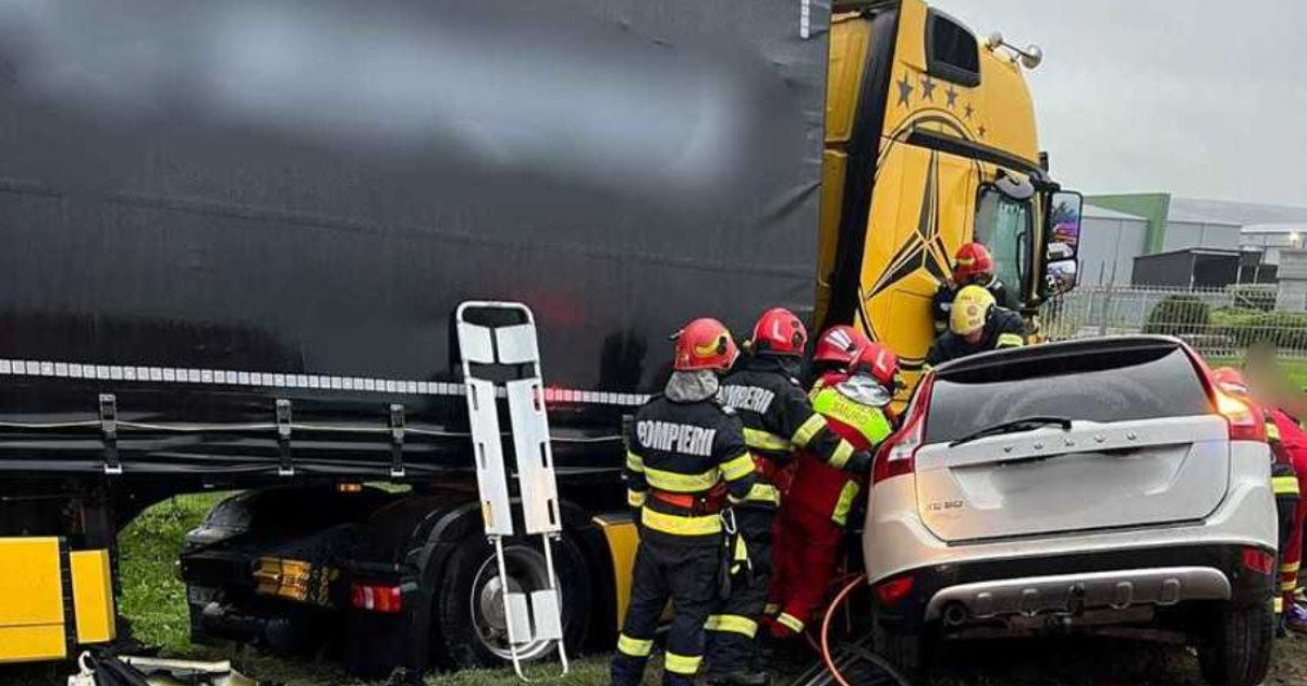 Accident grav în Suceava. O femeie a murit şi trei tinere sunt rănite, după ce o mașină a intrat sub un TIR