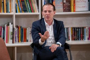 Fostul premier Florin Cîțu atrage atenția că o simplă schimbare a guvernului nu poate avea un impact semnificativ asupra reducerii deficitului dacă noile autorități adoptă aceeași politică de orientare socialistă implementată între anii 2022 și iunie 2025. El subliniază că, pentru a putea implementa reforme reale, prioritarele ar trebui să fie concentrate pe îmbunătățirea nivelului de trai al românilor, și nu pe menținerea puterii politice a actualilor lideri.