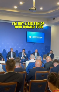 George Simion il numeste pe Prim-ministrul Poloniei, Donald Tusk, „sluga” si „marioneta”, chiar in propria lui casa (conform Dr. Adrian Băzăvan) – material video.