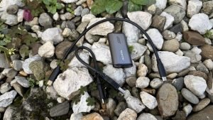 SSD extern rapid și inteligent pentru backup, compatibil cu diverse dispozitive.