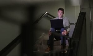 Oferta Medusa: „Nu vei mai munci niciodată”, laptop și hack la BBC pentru jurnalist.