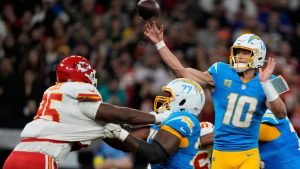 Justin Herbert strălucește în victoria Chargers.