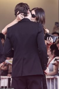 Kaia Gerber, 23, și iubitul ei, Lewis Pullman, 32, sarutat la Festivalul de Film de la Veneția