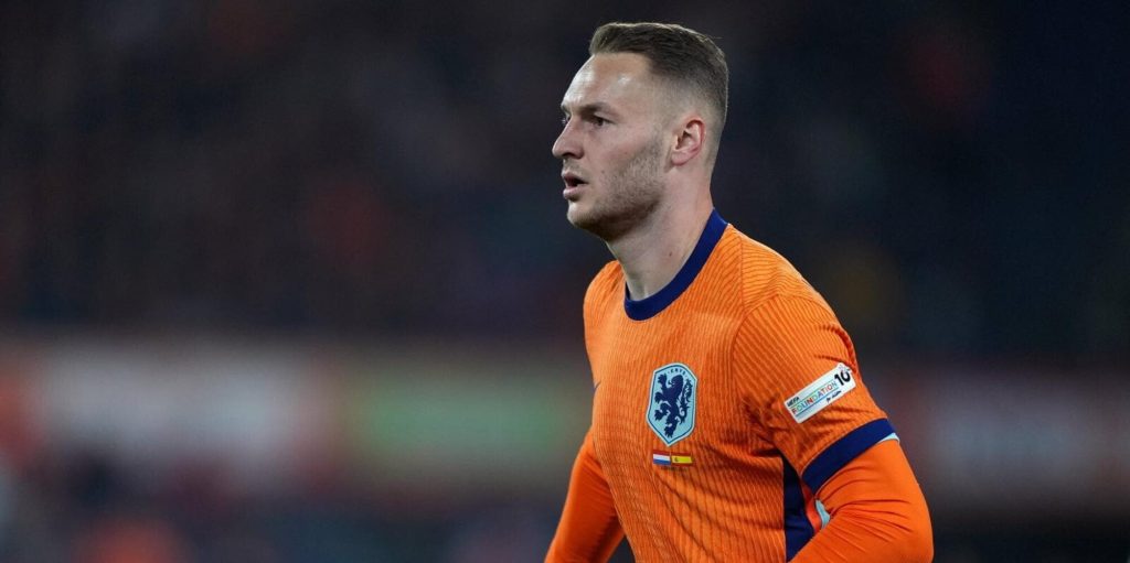 Koopmeiners in tribuna con l’Olanda. Koeman lo esclude dai convocati: il motivo