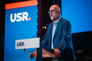 Liderul UDMR, Kelemen Hunor, avertizează asupra unei perioade de iarnă dificilă care se apropie, subliniind importanța sincerității și transparenței în comunicarea acestei situații, fără a ascunde realitatea cu minciuni.