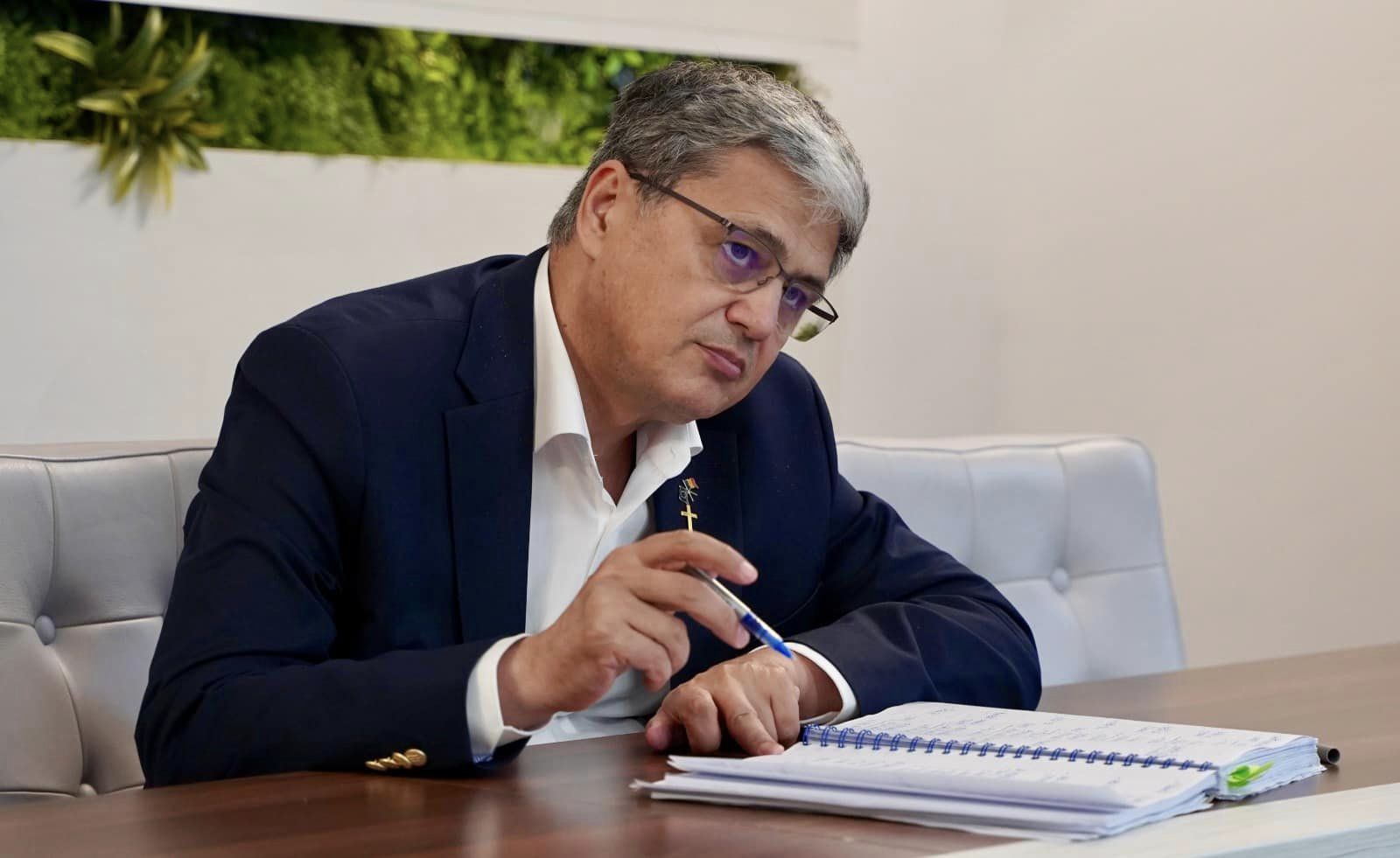 Marcel Boloş, fost ministru de Finanţe, susţine că l-a avertizat pe prim-ministrul Marcel Ciolacu de minimum şase ori cu privire la riscul major al deficitului bugetar, însă a fost ignorat. Acesta declară că premierul i-a răspuns neinteresat și chiar jignitor când l-a informat despre gravitatea situaţiei financiare. Reactia lui Ciolacu a fost provocatoare.