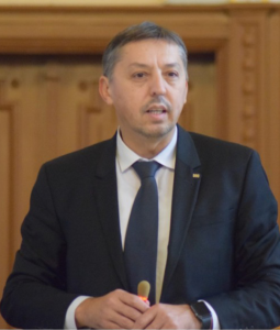 Ministrul Daniel David avertizează: Dacă moţiunea de cenzură simplă va primi votul necesar, deși nu am obligația legală, consider că nu mai am niciun motiv VALID pentru a rămâne în funcția de ministru.