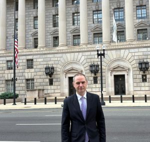 Ministrul Finanțelor, Alexandru Nazare, efectuează o vizită oficială la Washington D.C. și a inițiat un program de întâlniri extinse în Statele Unite, cu scopul de a coordona obiectivele de investiții ale României cu planurile de finanțare ale unor instituții financiare majore și ale unor organizații americane de top.