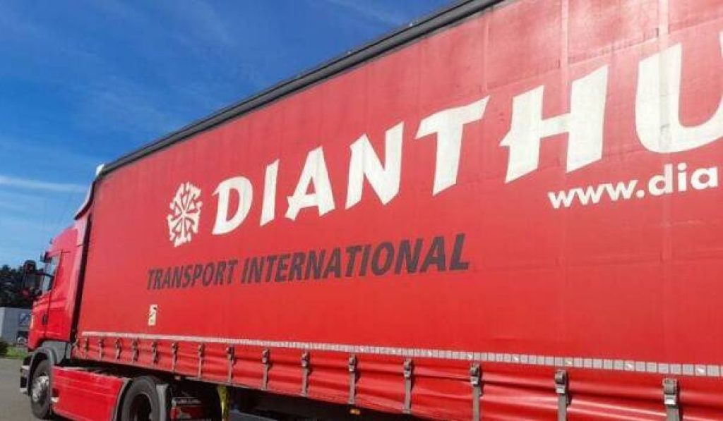 Camionul roșu cu numere de înmatriculare românești este încă parcat într-o parcare de la intrarea în Connerré