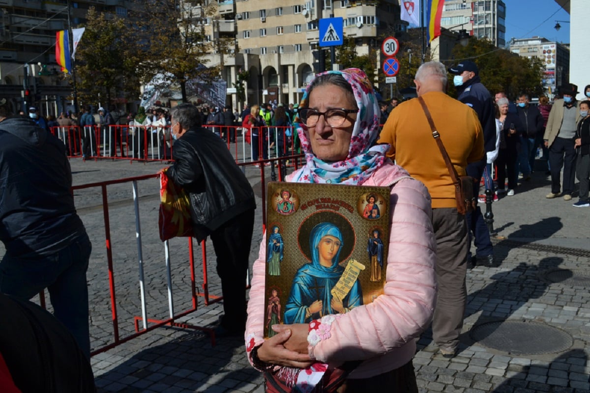 Calendar ortodox octombrie 2025 - Imagine cu o batrana care tine in brate o icoană ce o înfăţişează pe Sf Parascheva, în timpul pelerinajului de la Iaşi