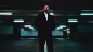 Artistul fără talent muzical, dar cu succes impresionant datorită pieselor AI, a atras atenția industriei.