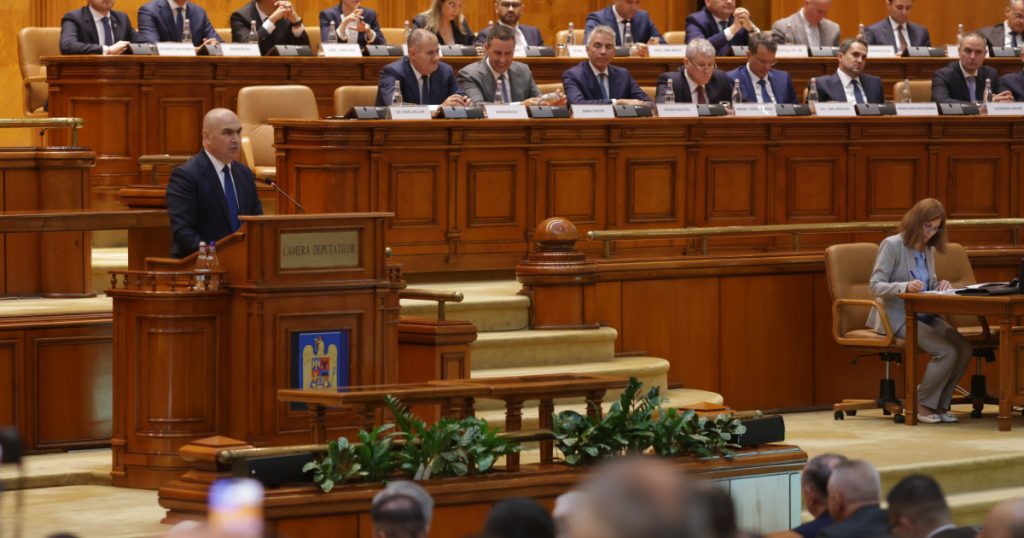 AUR a prezentat moțiunile de cenzură în Parlament, cu sala aproape goală. Opoziția acuză Guvernul de „terorism legislativ”