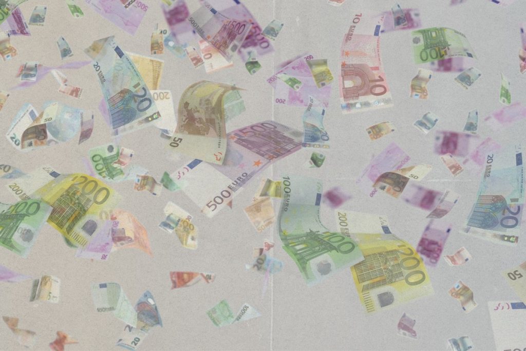 Cum faci pierdute 18 milioane de euro din TVA: Firma care ”scapă turma” și intră în insolvență / Cazul mașinilor de lux vândute succesiv, investigat de DNA