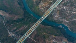 Podul cel mai înalt din lume, din China, a fost inaugurat; ar putea susține două Turnuri Eiffel