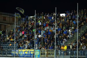 Poliția acționează în afara stadionului