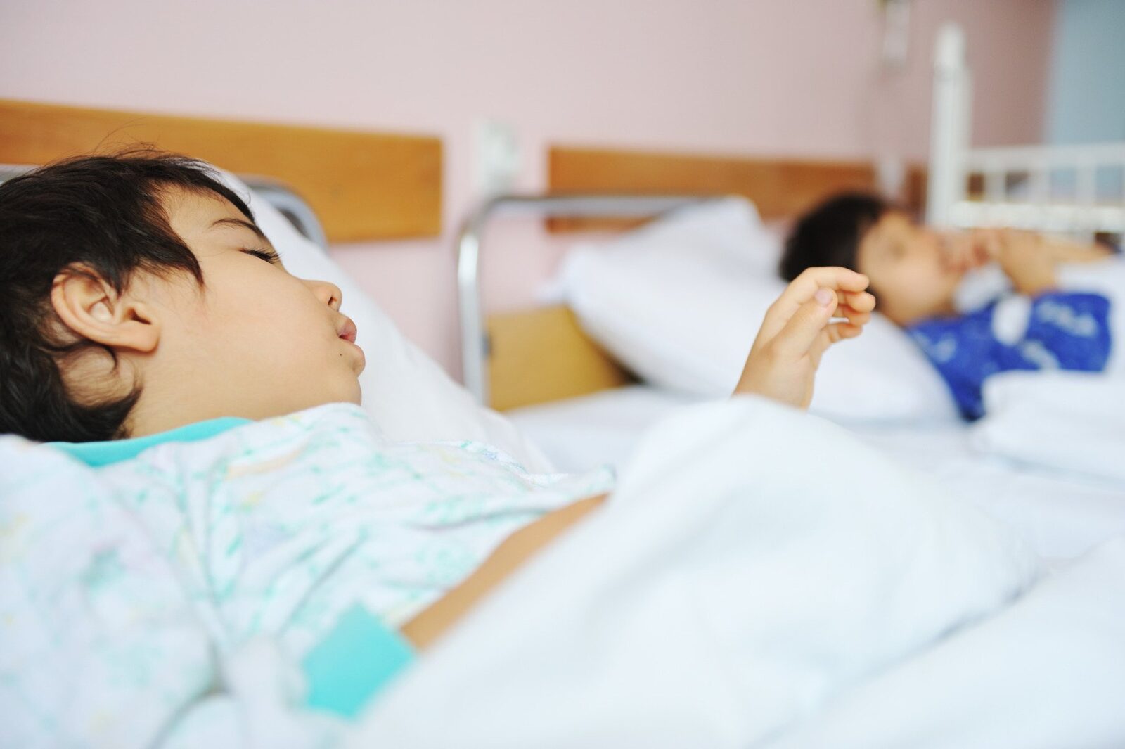Șaptelea copil „Sfânta Maria” Iași a murit de infecție nosocomială; ministrul neagă haosul.