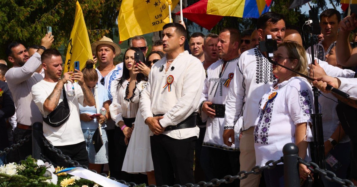 AUR, scandal la Țebea cu o zi înaintea moțiunilor de cenzură. Fotograful lui Simion s-a urcat peste mormântul lui Avram Iancu