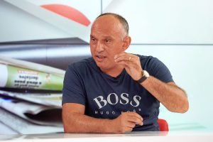 Se mișcă ca și cum ar fi în punctul mort