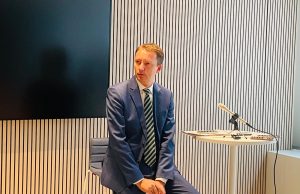 Siegfried Mureșan avertizează că Comisia Europeană intenționează să introducă o modificare semnificativă în bugetul Uniunii Europene, inspirată din Planul Național de Redresare și Reziliență, ceea ce ar putea avea implicații majore asupra alocării fondurilor. În special, Executivul a propus o reducere substanțială a alocațiilor pentru sectorul agricol, folosind o metodă ce poate fi considerată ca un „truc contabil”, și anume ajustarea sumelor cu inflația anticipată pentru perioada următoare. Această abordare ar putea ascunde adevărata dimensiune a reducerilor, făcându-le mai puțin evidente la prima vedere.