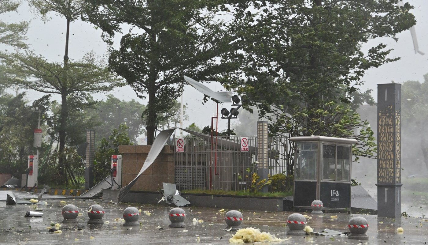 VIDEO Super-taifunul Ragasa a lovit sudul Chinei. Două milioane de oameni, evacuați din calea furtunii care a făcut deja ravagii în Taiwan și Filipine / Zeci de morți și peste 100 de dispăruți