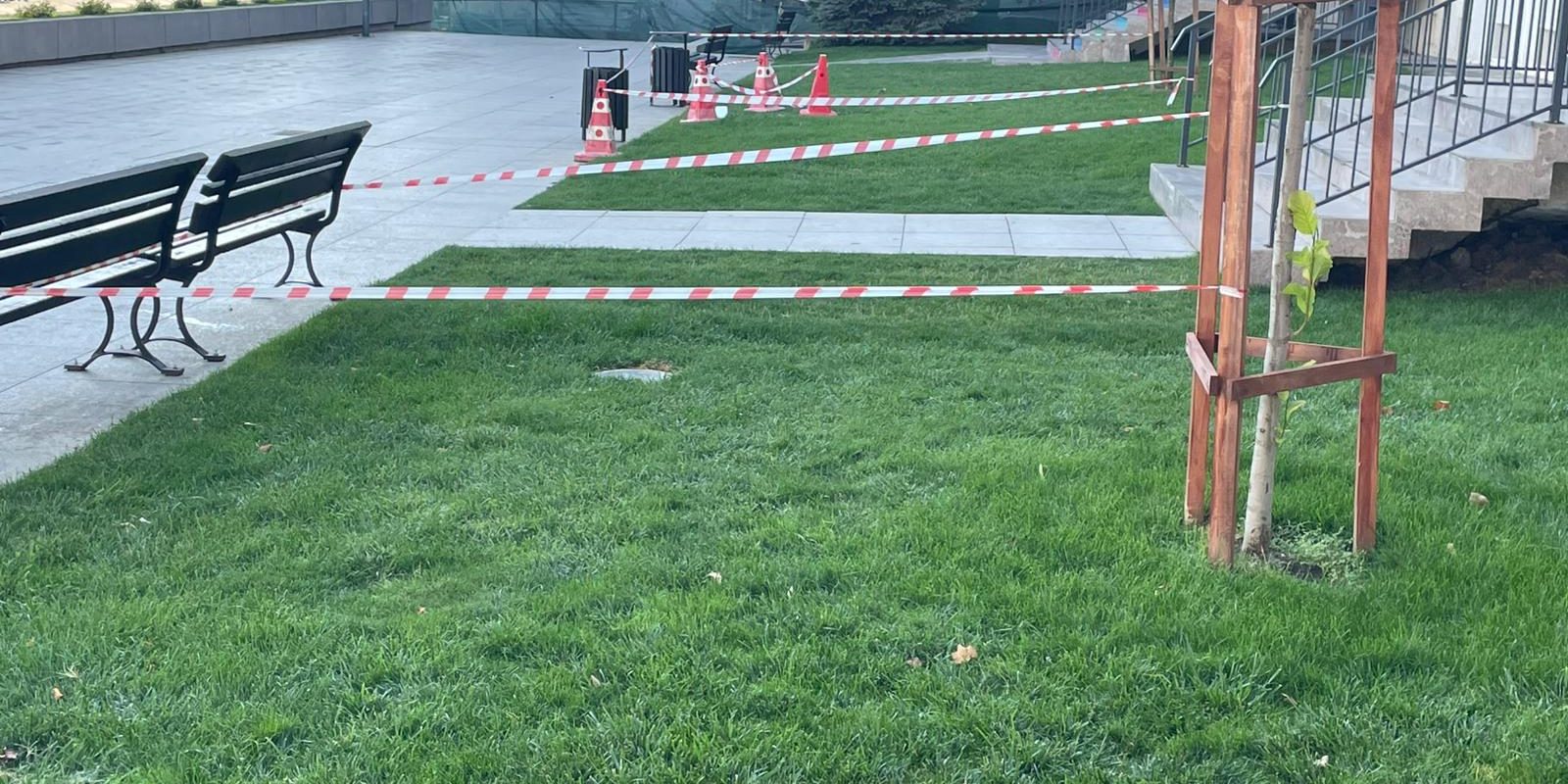 Filmul tragediei din Vaslui, unde un băiețel a murit după ce a călcat pe un spot luminos din centrul orașului: „Era desculț, de mână cu tatăl, prin iarbă”