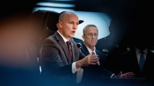 Trump escaladează tensiunile după uciderea lui Kirk, în timp ce Spencer Cox încearcă să le reducă.