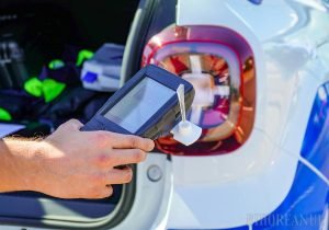 Un tânăr de 30 de ani surprins conducând influența drogurilor în timpul zilei