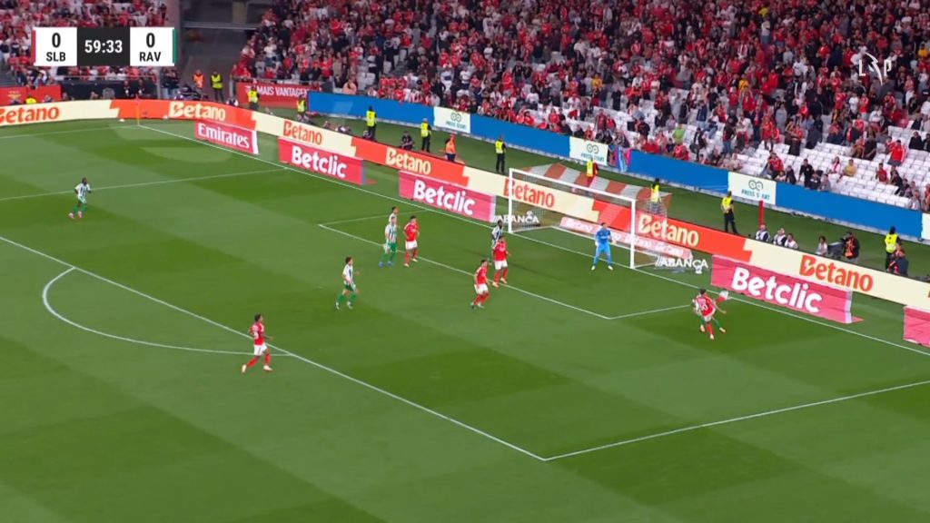 VAR anula golo de António Silva, ao 'descobrir' falta de Otamendi