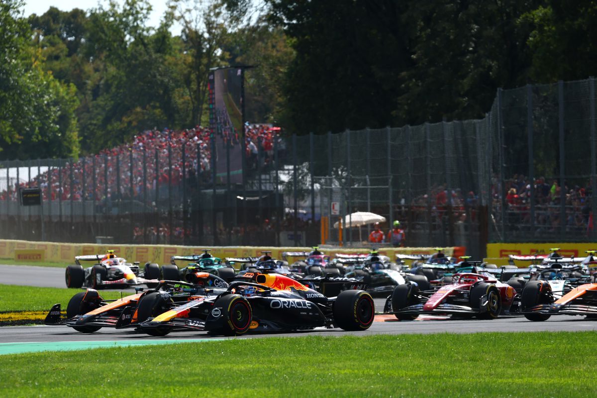 Ca-n vremurile bune! Max Verstappen a condus magistral și câștigă la Monza. Iar pe final a râs de decizia nemaivăzută luată de la McLaren
