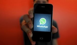 WhatsApp lansează noi funcții: ștergeri automate și verificarea informațiilor cu inteligență artificială.