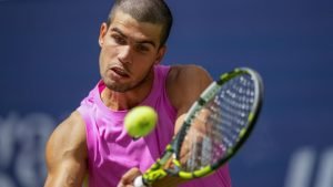 Carlos Alcaraz ajunge neînvins în a opta sa semifinală consecutivă