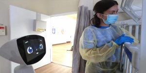 Robotul copil luptă contra fricii în spitale