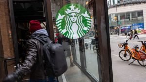 Starbucks spune că va închide multe magazine și va concedia angajați