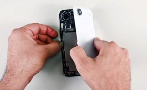 Inginerii au găsit la iPhone Air o baterie unică și un design ușor de reparat