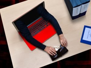 Cum poți deveni escroc online fără să îți dai seama