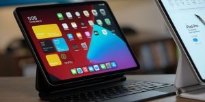 Utilizarea widgets pe ecranul de blocare și celui principal în iPadOS